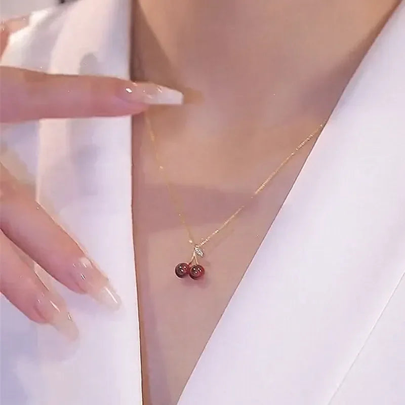 Collares con colgante de cereza roja