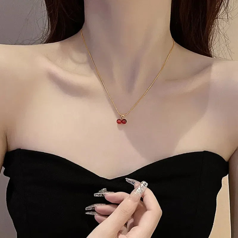 Collares con colgante de cereza roja